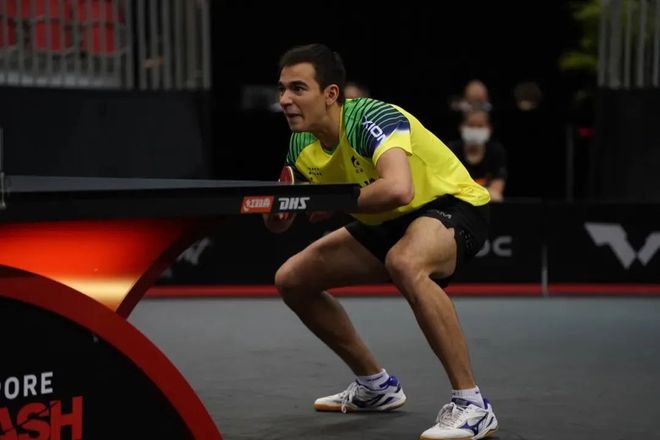 拜仁26／27赛季主场球衣谍照：红色基调搭配领口袖口金色线条