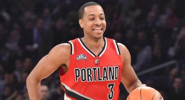 足球巴萨公布主力中场伤情，将缺阵一月